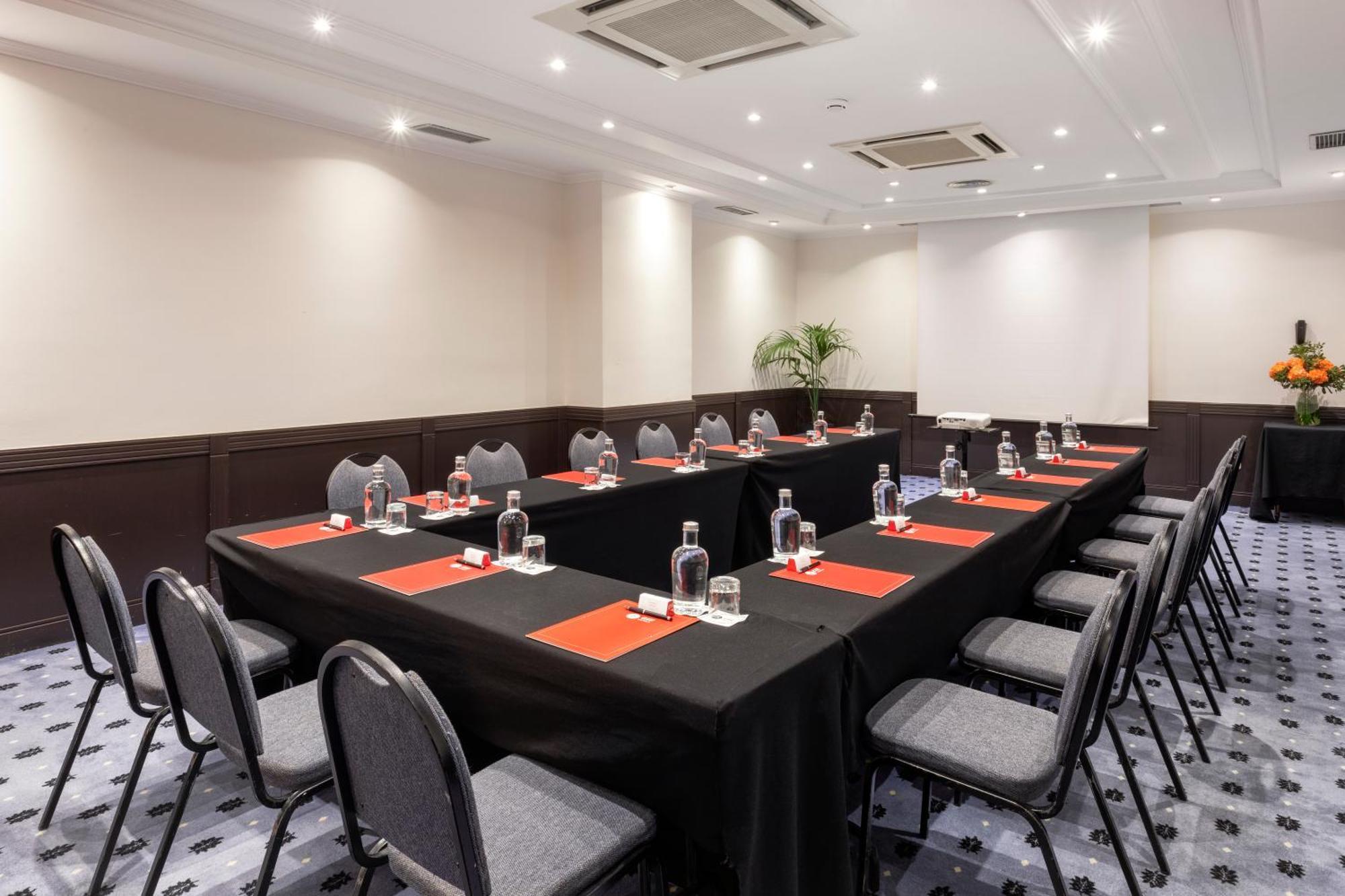 Hotel Macarena 4*
